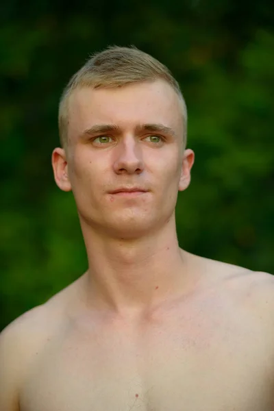 Portrét Mladého Muže Blond Vlasy Bez Trička Parku Venku — Stock fotografie