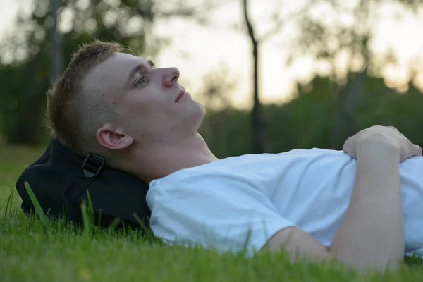 Portrait Jeune Homme Aux Cheveux Blonds Parc Extérieur — Photo