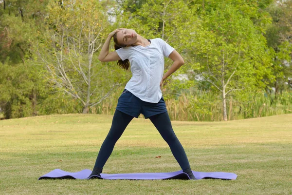 Portrait Jeune Belle Femme Faisant Exercice Parc Plein Air — Photo