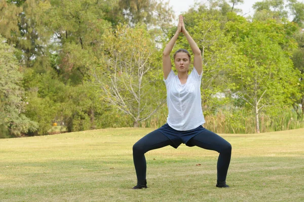 Portrait Jeune Belle Femme Faisant Exercice Parc Plein Air — Photo