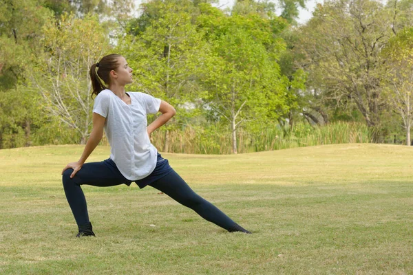 Portrait Jeune Belle Femme Faisant Exercice Parc Plein Air — Photo