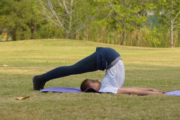 Portrait Jeune Belle Femme Faisant Exercice Parc Plein Air — Photo