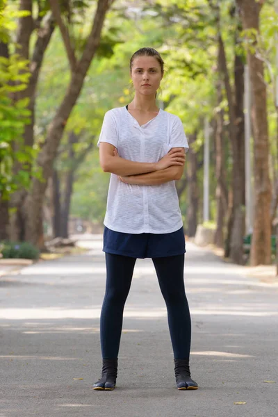 Porträtt Ung Vacker Kvinna Som Tränar Parken Utomhus — Stockfoto