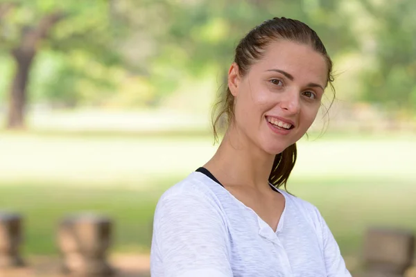 Porträt Einer Jungen Schönen Frau Beim Sport Park — Stockfoto