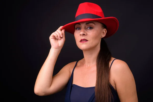 Studio Colpo Matura Bella Donna Che Indossa Cappello Fedora Rosso — Foto Stock