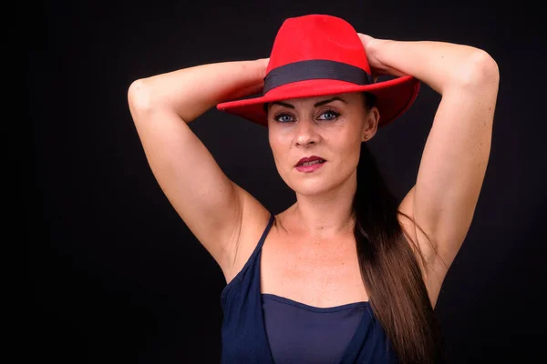 Студийный Снимок Зрелой Красивой Женщины Красной Шляпе Черном Фоне — стоковое фото
