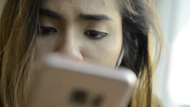 Cara de estresada joven turista asiática utilizando el teléfono y buscando preocupado — Vídeo de stock