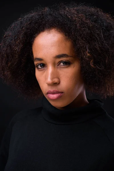 Studio Photo Jeune Belle Femme Africaine Avec Des Cheveux Afro — Photo