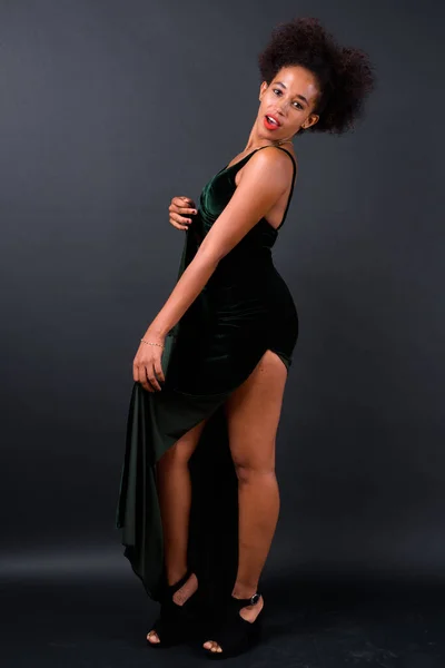 Stúdió Lövés Fiatal Gyönyörű Afrikai Afro Haj Ellen Fekete Háttér — Stock Fotó