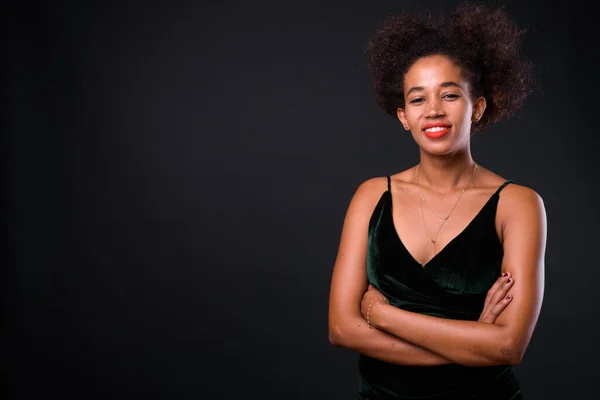 Siyah Arka Planda Afro Saçlı Güzel Afrikalı Bir Kadının Stüdyo — Stok fotoğraf