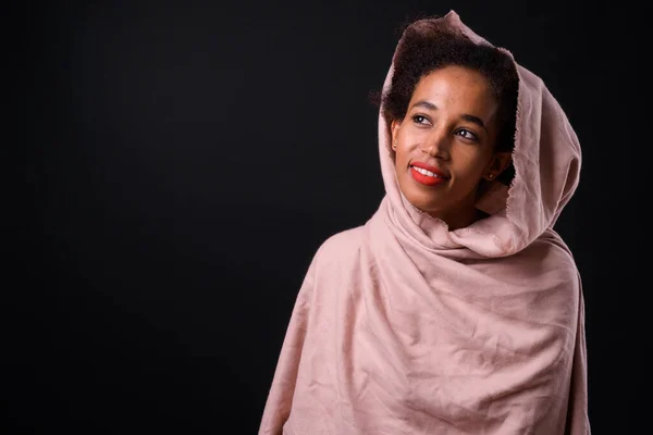 Siyah Arka Planda Afro Saçlı Güzel Afrikalı Bir Kadının Stüdyo — Stok fotoğraf