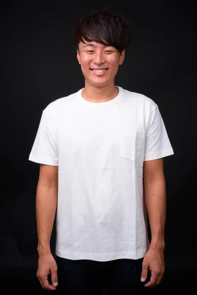 Studio Skott Ung Vacker Asiatisk Man Mot Svart Bakgrund — Stockfoto