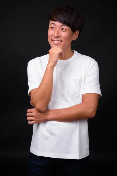 Studio Skott Ung Vacker Asiatisk Man Mot Svart Bakgrund — Stockfoto