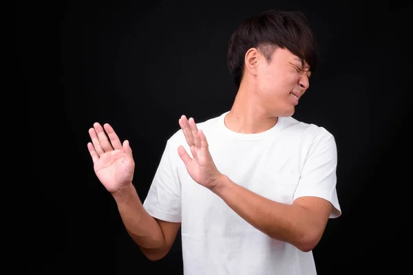 Estudio Disparo Joven Guapo Asiático Hombre Sobre Fondo Negro — Foto de Stock