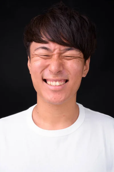 Studioaufnahme Eines Jungen Hübschen Asiatischen Mannes Vor Schwarzem Hintergrund — Stockfoto