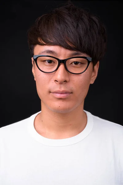 Studioaufnahme Eines Jungen Hübschen Asiatischen Mannes Vor Schwarzem Hintergrund — Stockfoto
