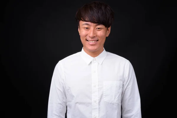 Studioaufnahme Eines Jungen Hübschen Asiatischen Geschäftsmannes Vor Schwarzem Hintergrund — Stockfoto