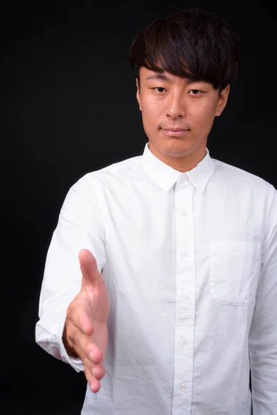 Siyah Arka Planda Genç Yakışıklı Asyalı Adamının Stüdyo Çekimi — Stok fotoğraf