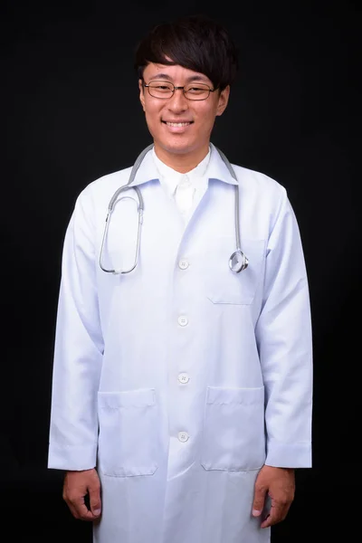 Studioaufnahme Eines Jungen Hübschen Asiatischen Arztes Vor Schwarzem Hintergrund — Stockfoto