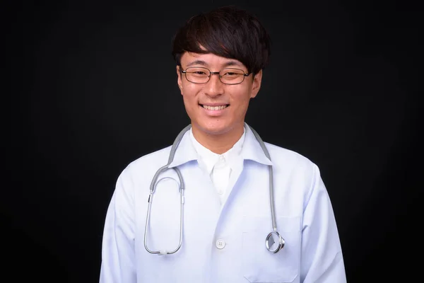 Estúdio Tiro Jovem Bonito Asiático Homem Médico Contra Preto Fundo — Fotografia de Stock