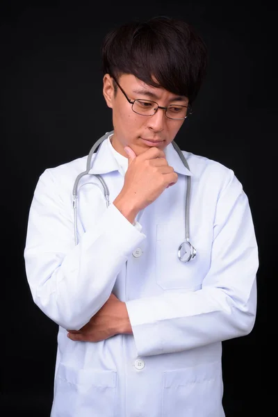 Estúdio Tiro Jovem Bonito Asiático Homem Médico Contra Preto Fundo — Fotografia de Stock