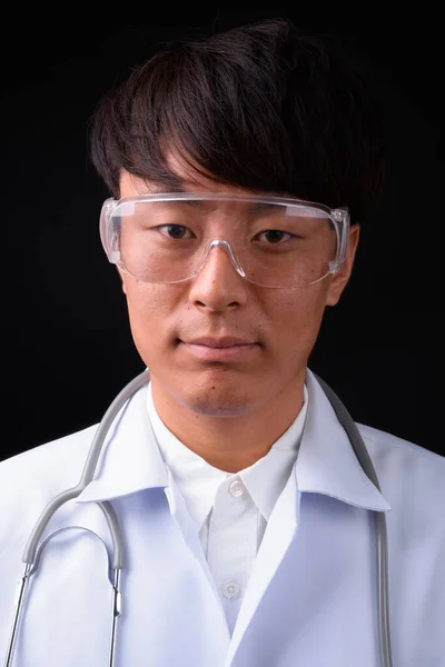 Estúdio Tiro Jovem Bonito Asiático Homem Médico Vestindo Óculos Proteção — Fotografia de Stock
