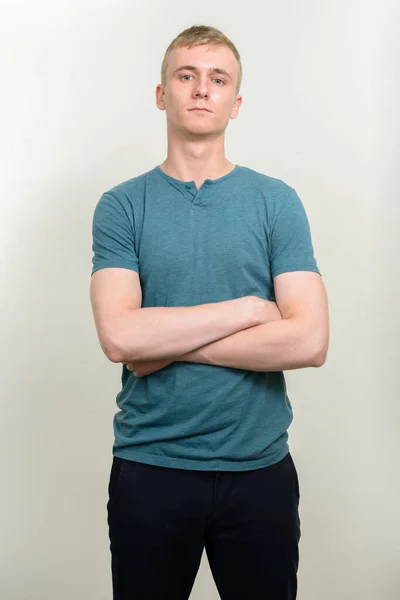 Beyaz Arka Plana Karşı Sarı Saçlı Genç Adamın Stüdyo Çekimi — Stok fotoğraf