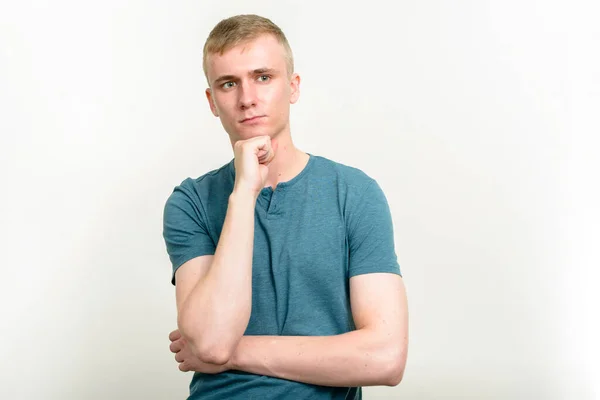 Studioaufnahme Eines Jungen Mannes Mit Blonden Haaren Vor Weißem Hintergrund — Stockfoto