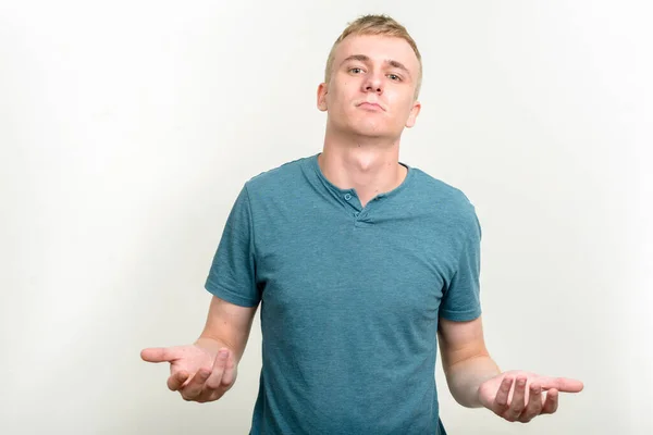 Studioaufnahme Eines Jungen Mannes Mit Blonden Haaren Vor Weißem Hintergrund — Stockfoto