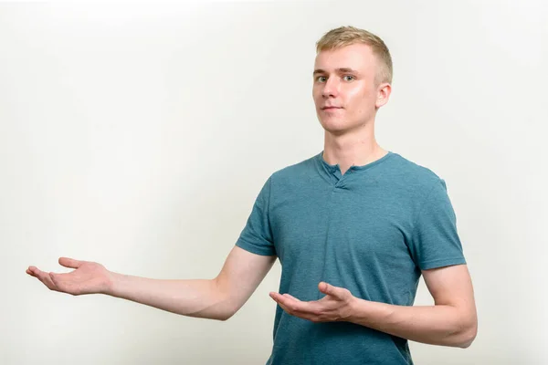 Studioaufnahme Eines Jungen Mannes Mit Blonden Haaren Vor Weißem Hintergrund — Stockfoto