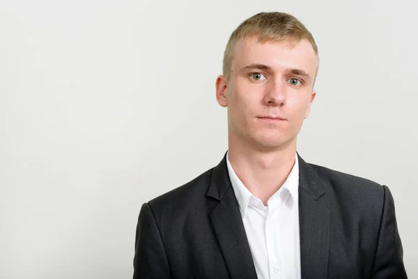 Fiatal Üzletember Szőke Haj Visel Öltöny Fehér Háttér Előtt Forgatott — Stock Fotó