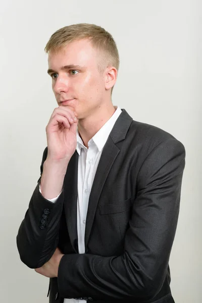 白い背景に対してブロンドの髪を着ている若いビジネスマンのスタジオショット — ストック写真