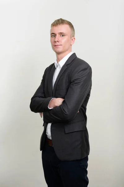 Fiatal Üzletember Szőke Haj Visel Öltöny Fehér Háttér Előtt Forgatott — Stock Fotó