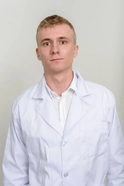 Beyaz Arka Plana Karşı Sarı Saçlı Genç Adam Doktor Stüdyo — Stok fotoğraf