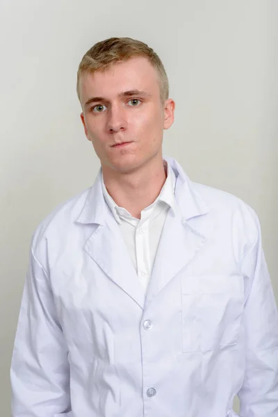 Estúdio Tiro Jovem Médico Com Cabelo Loiro Contra Fundo Branco — Fotografia de Stock