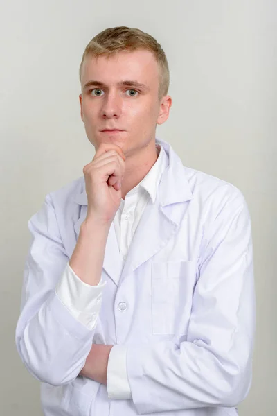 Estudio Joven Doctor Con Pelo Rubio Sobre Fondo Blanco — Foto de Stock