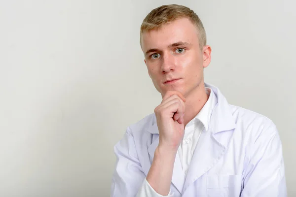 Studio Skott Ung Man Läkare Med Blont Hår Mot Vit — Stockfoto