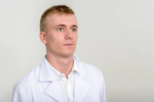 Estúdio Tiro Jovem Médico Com Cabelo Loiro Contra Fundo Branco — Fotografia de Stock