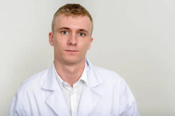 Estúdio Tiro Jovem Médico Com Cabelo Loiro Contra Fundo Branco — Fotografia de Stock