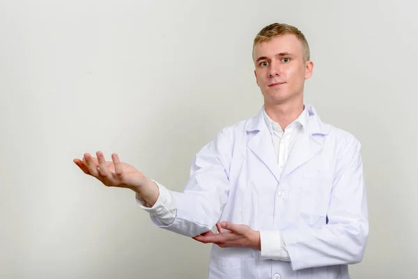 Estudio Joven Doctor Con Pelo Rubio Sobre Fondo Blanco — Foto de Stock