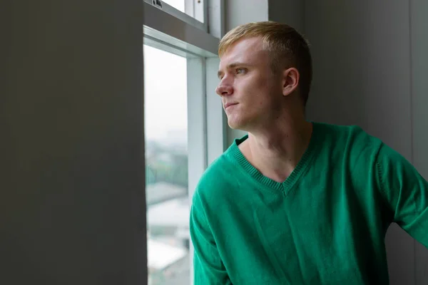 Retrato Joven Con Pelo Rubio Por Ventana Habitación Interior —  Fotos de Stock