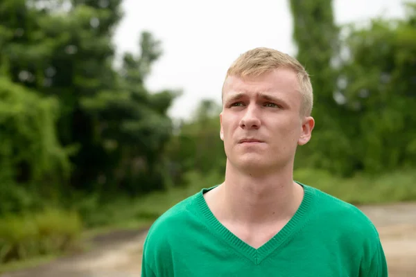 Portrait Jeune Homme Aux Cheveux Blonds Dans Les Rues Extérieur — Photo