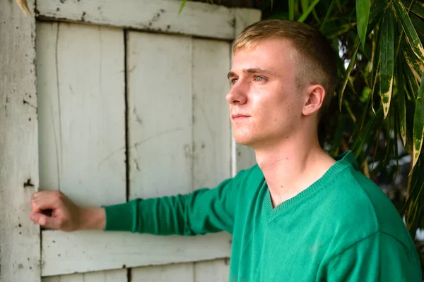 Portrait Jeune Homme Aux Cheveux Blonds Dans Les Rues Extérieur — Photo