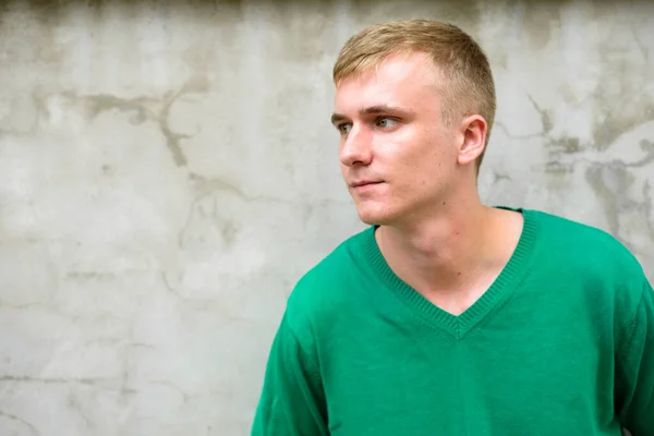 Portret Młodego Mężczyzny Blond Włosami Ulicach — Zdjęcie stockowe