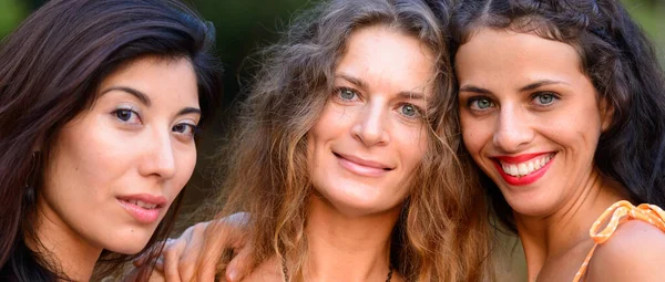 Portrait Three Young Beautiful Women Friends Together Streets Outdoors — Stok fotoğraf