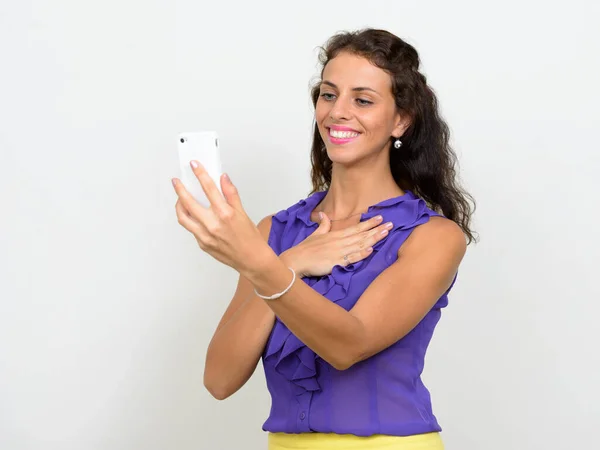 Studioaufnahme Einer Jungen Schönen Geschäftsfrau Mit Lockigem Haar Vor Weißem — Stockfoto