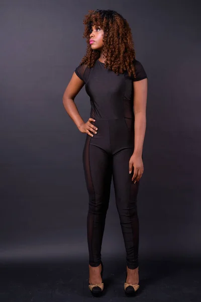 Siyah Arka Planda Güzel Bir Afrikalı Kadının Stüdyo Çekimi — Stok fotoğraf