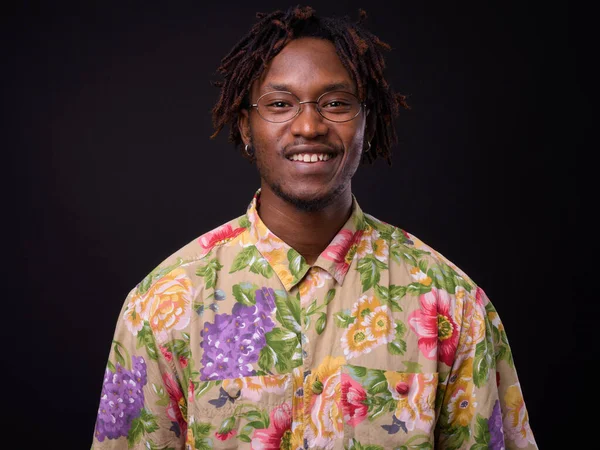 Estudio Joven Africano Con Rastas Sobre Fondo Negro —  Fotos de Stock