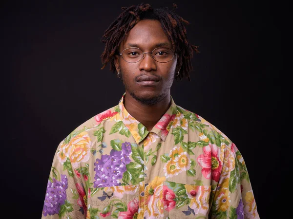 Studio Laukaus Nuori Afrikkalainen Mies Rastat Vastaan Musta Tausta — kuvapankkivalokuva