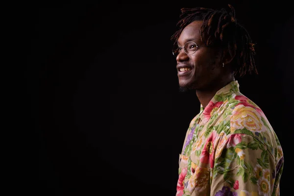 Siyah Arka Planda Rastaları Olan Afrikalı Genç Bir Adamın Stüdyo — Stok fotoğraf